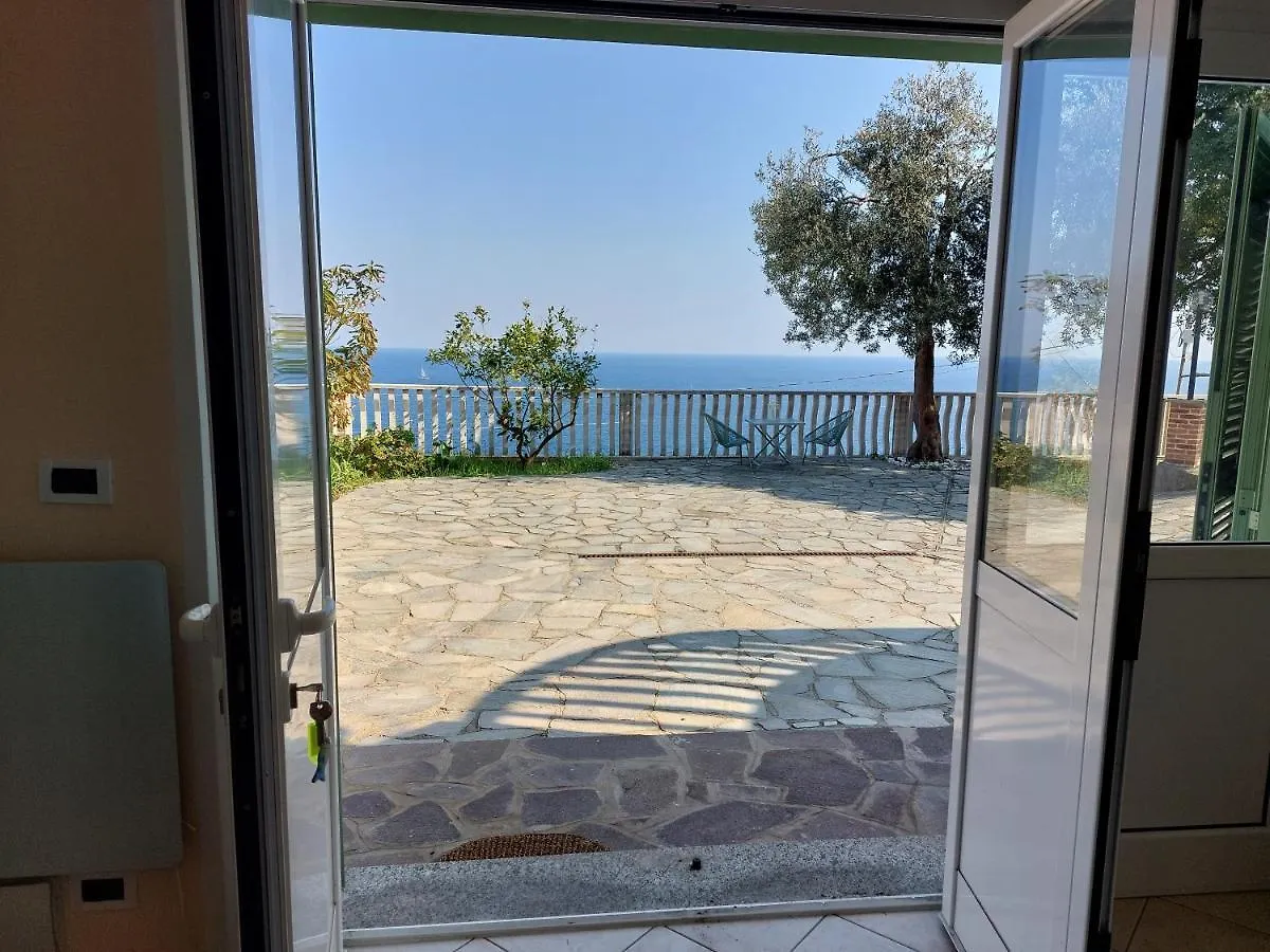 베르게지 Una Finestra Sul Mare Monolocale 아파트 0*,